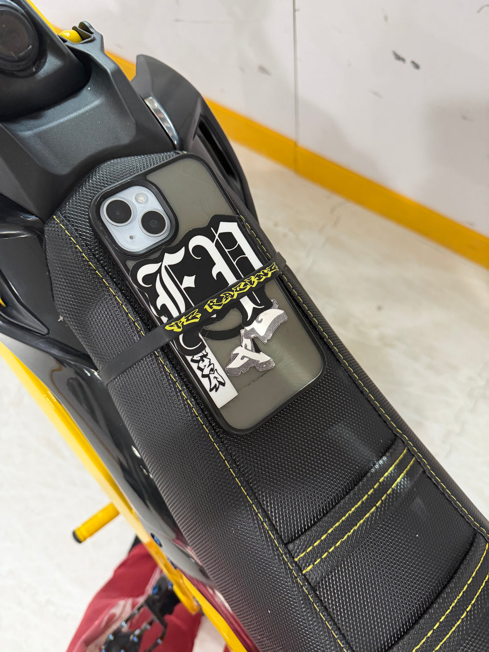 Tg racing Phone band
